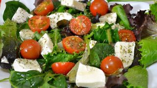 Beef салат с сыром моцарелла и опятами 