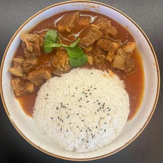 Carne De Res Al Estilo Rojo Con Arroz