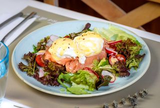 Ouă Benedict cu somon