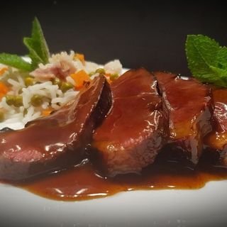 Muschiulet de porc cu sos brun de ciuperci si cartofi