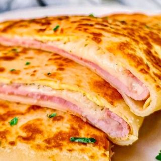 Crepe con jamon y queso