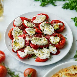 Ensalada De Tomate Con Mozzarella Y Aceite De Albahaca