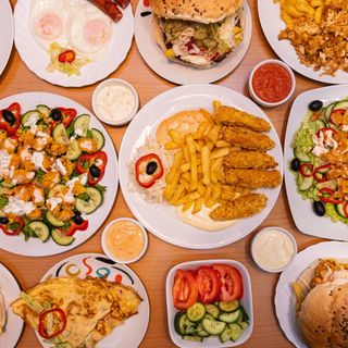 Ochiuri de ou la capac/Fried eggs+Cartofi prajiti +Salata de rosii