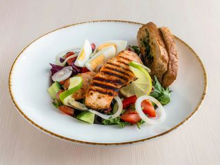 Sałatka z pieczonym łososiem