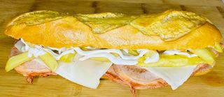 Bocadillo 26 (Tito Lechería) + patatas fritas 