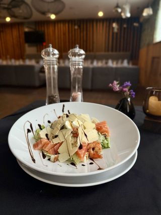 Салат Цезар з лососем і креветками (270г)
