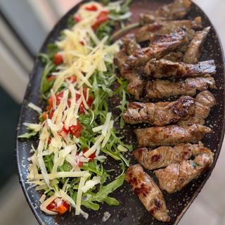 Entrecote de carne con ensalada / papas fritas