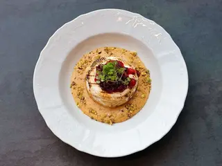 Камамбер з арахісовим соусом