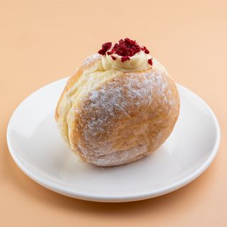 ბერლინური ფუნთუშა ვანილით და ჟოლოთი