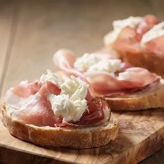 Bruschetta crudo e fior di latte - 2 pezzi