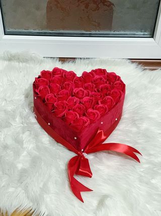 Cutie inima trandafiri rosii