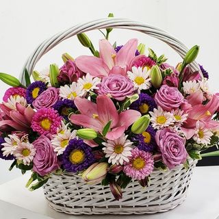 Canasta con flores variadas