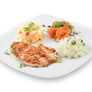 Meniul zilei-Ciorba de legume+cotlet milanez cu orez si salata de varza