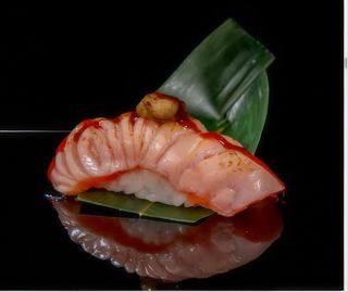 75. Nigiri sake foie gras