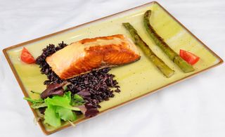 Сьомга филе с черен ориз