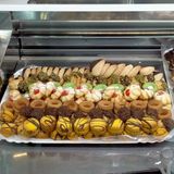 Dessert misto tra paste al burro, cioccolato e crema