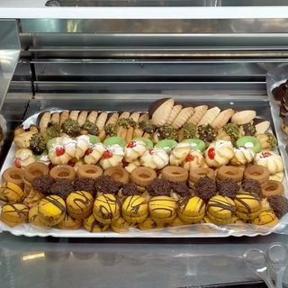 Dessert misto tra paste al burro, cioccolato e crema