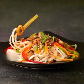 Удон з морепродуктами та овочами (380г)