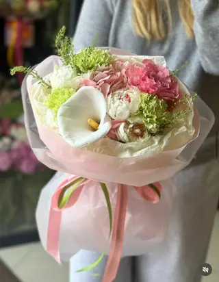 Buchet premium cu cala alba si bujori