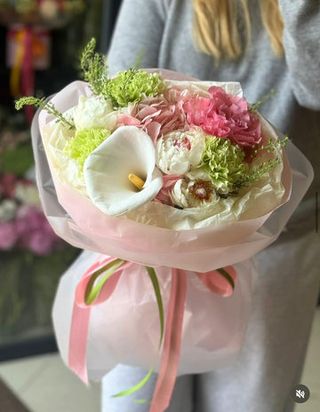 Buchet premium cu cala alba si bujori