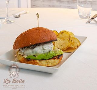 Hamburger di fassona con panino fatto da noi