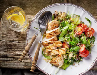 А10 Пилешко пане и Шопска салата