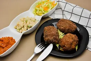 Пържени кюфтета със салата и десерт (700г)