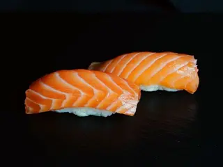 Nigiri z łososiem (2 szt) (90g)