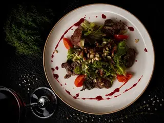 Теплий салат із курячою печінкою та кедровими горіхами (250г)
