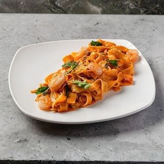 Фетучини с креветками в соусе том ям (300 г)