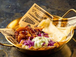 Pollo fritto avvolto in tortilla