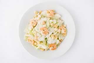 Салат Цезарь с креветками
