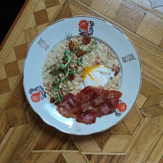 Сирна вівсянка з яйцем пашот та беконом