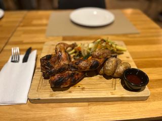 Pollo Picanton a la brasa Con verduras y patatas baby