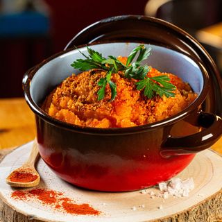 patatas revolconas con polvo de torrezno