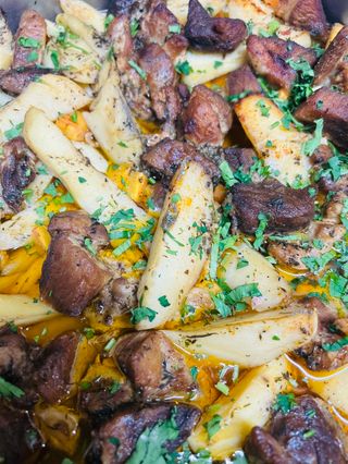 Свинско месо с задушени картофи на фурна