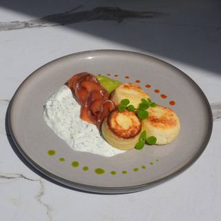 Branzoaice cu somon slab sarat, guacamole si iaurt