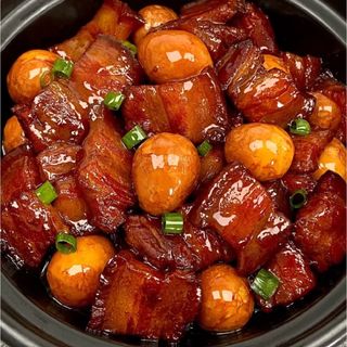 Maiale brasato dolce e uova di quaglia