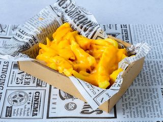 Pomfrit sa chedar sirom