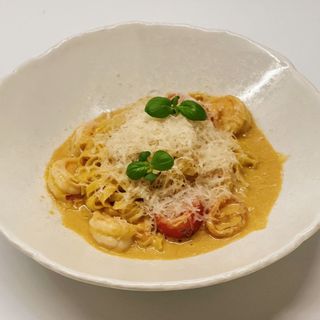 Локшина з вершковим біском та креветками