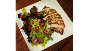 Filet z kurczaka z salatką