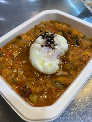 Pisto de verduras con huevo poche