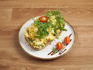 Tostada Con Aguacate Y Huevo Escudillado (1 Ud.)