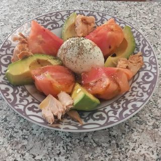 Tomate valenciano con aguacate, mozzarella y tronco de bonito