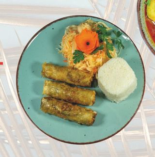 Sajgonki z ryżem i surówką