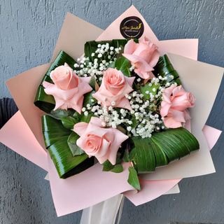 Buchet cu 5 trandafiri roz cu petale întoarse 