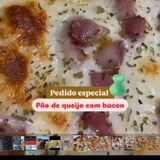 Pao de alho com queijo e bacon