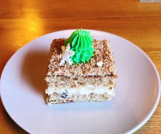 Торт "Медовик з чорносливом" (105 г)