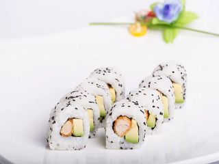 Uramaki Pollo Rebozado y Aguacate con Salsa Katsu