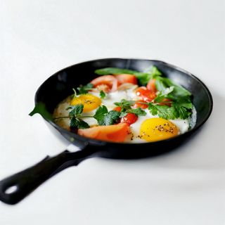 Яєчня з овочами (235/40г)